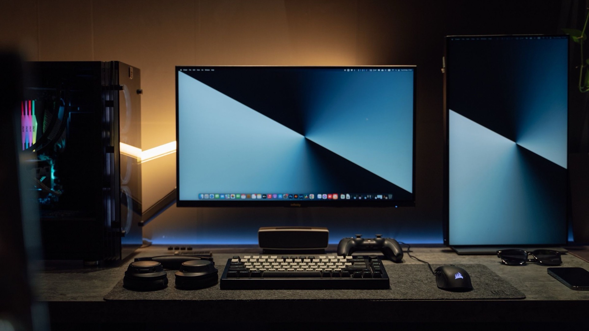 Aufgeräumter Arbeitsplatz mit Monitor in ruhig beleuchtetem Raum